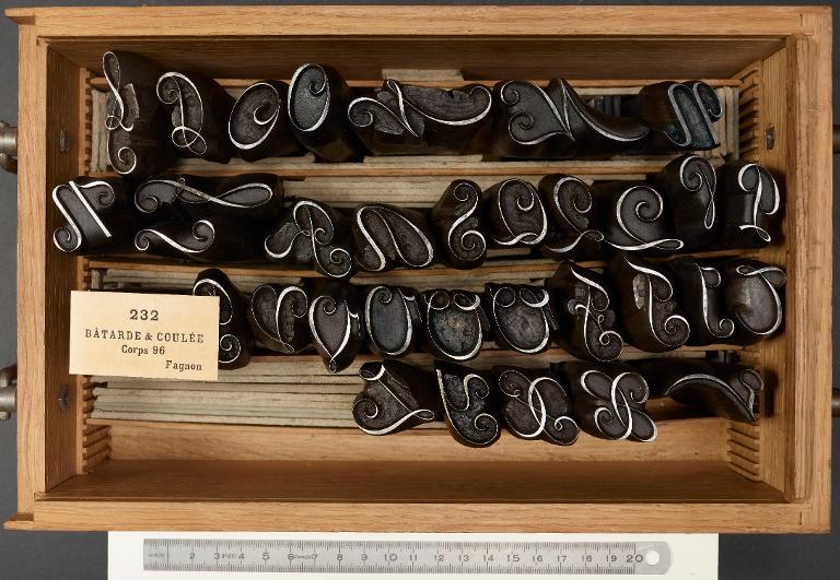 Boîte de poinçons typographiques : bâtarde corps 96