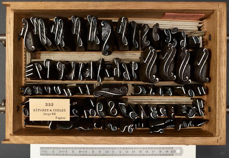 Boîte de poinçons typographiques : bâtarde corps 96