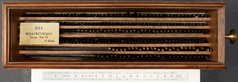 Boîte de poinçons typographiques : Didot millimétrique