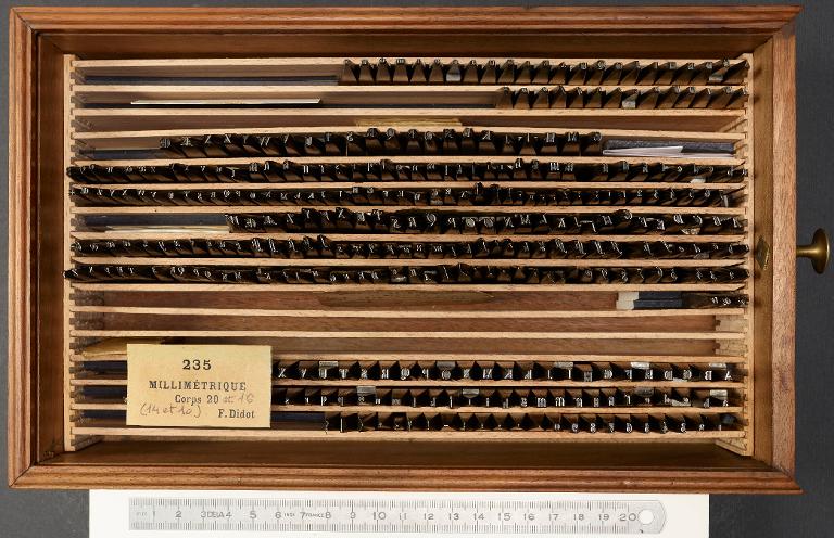 Boîte de poinçons typographiques : Didot millimétrique corps 20