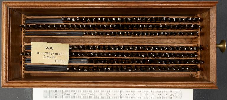 Boîte de poinçons typographiques : Didot millimétrique corps 22