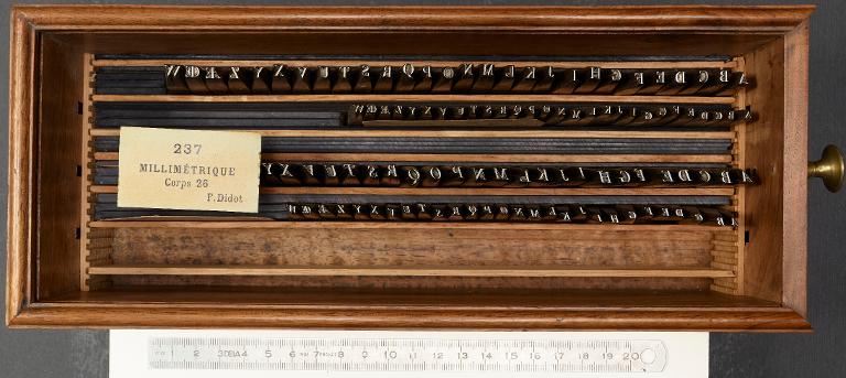 Boîte de poinçons typographiques : Didot millimétrique corps 26