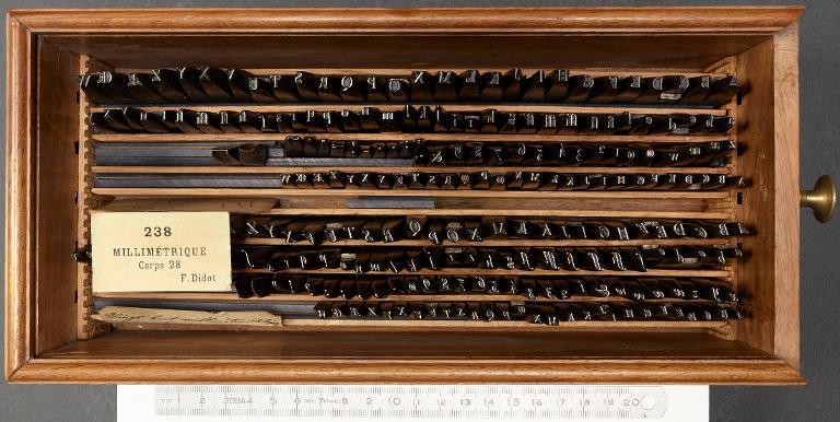 Boîte de poinçons typographiques : Didot millimétrique corps 28