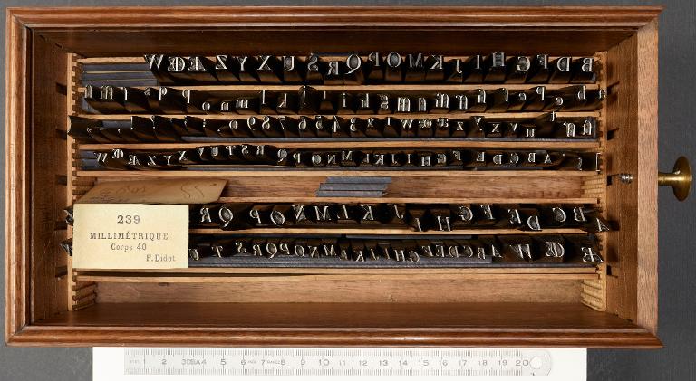 Boîte de poinçons typographiques : Didot millimétrique corps 40