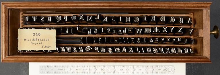 Boîte de poinçons typographiques : Didot millimétrique corps 44