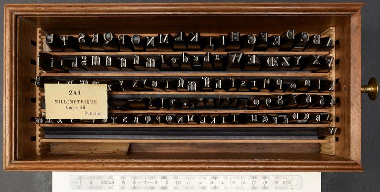 Boîte de poinçons typographiques : Didot millimétrique corps 48