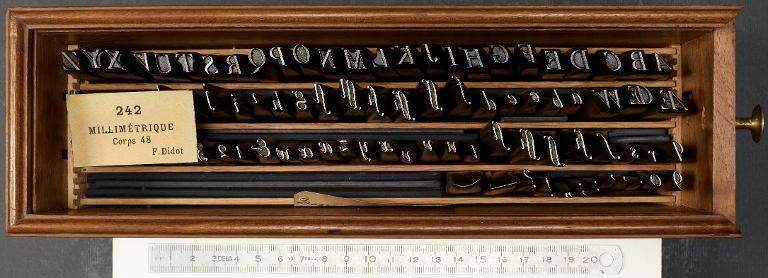 Boîte de poinçons typographiques : Didot millimétrique corps 48