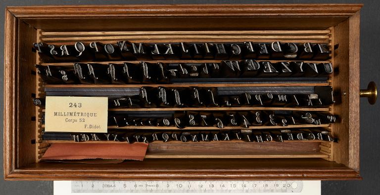 Boîte de poinçons typographiques : Didot millimétrique corps 52