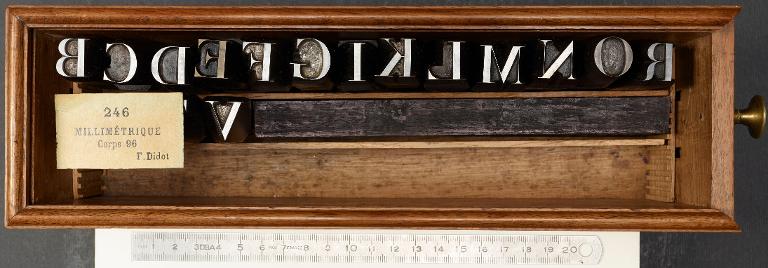 Boîte de poinçons typographiques : Didot millimétrique corps 96