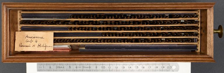 Boîte de poinçons typographiques : Marcellin-Legrand ancienne gravure corps 4