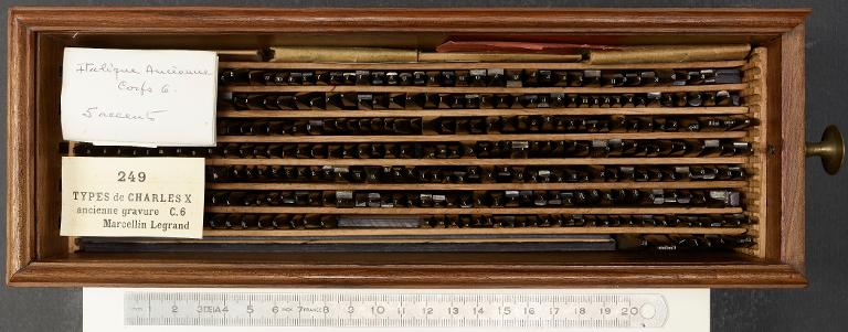 Boîte de poinçons typographiques : Marcellin-Legrand ancienne gravure corps 6