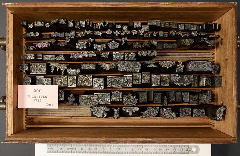 Boîte de poinçons typographiques : ornement, vignettes Luce