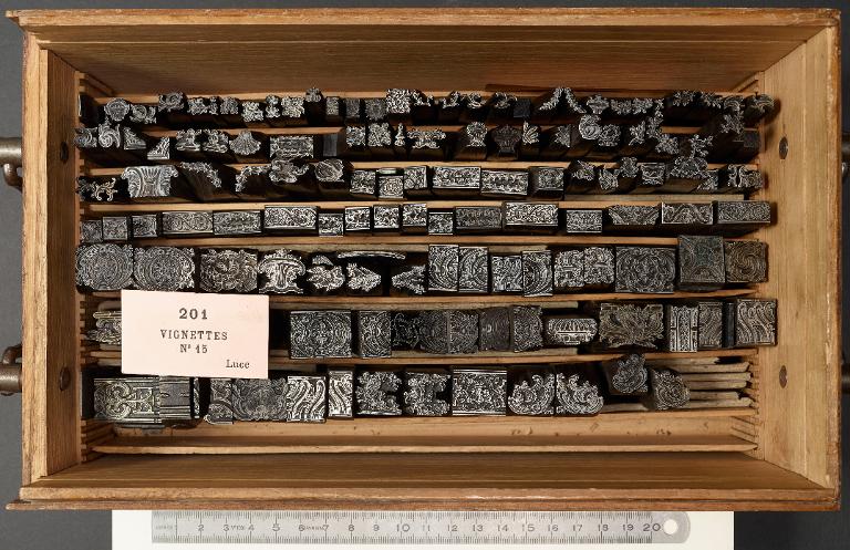 Boîte de poinçons typographiques : ornement, vignettes Luce