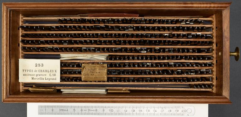 Boîte de poinçons typographiques : Marcellin-Legrand ancienne gravure corps 10