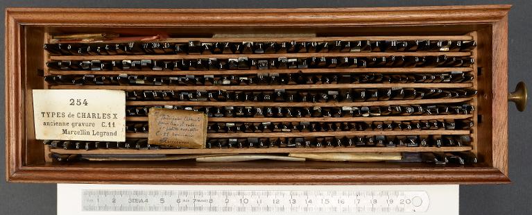 Boîte de poinçons typographiques : Marcellin-Legrand ancienne gravure corps 11