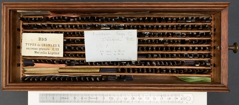 Boîte de poinçons typographiques : Marcellin-Legrand ancienne gravure corps 12
