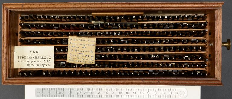 Boîte de poinçons typographiques : Marcellin-Legrand ancienne gravure corps 13
